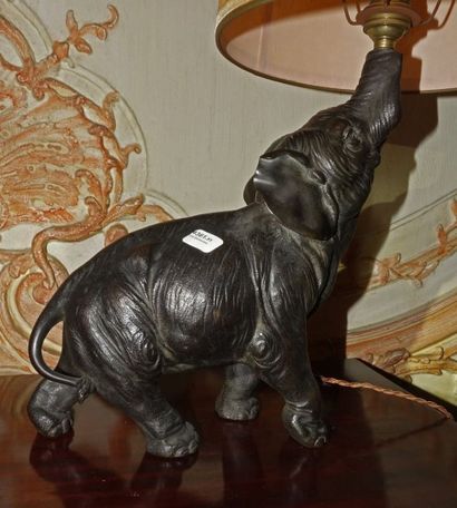 Statuette d'éléphant en bronze à patine foncée....