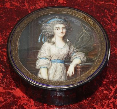Boite ronde en écaille brune, le couvercle...