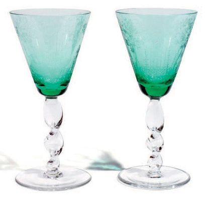 Suite de onze verres à pied, la coupe tronconique...