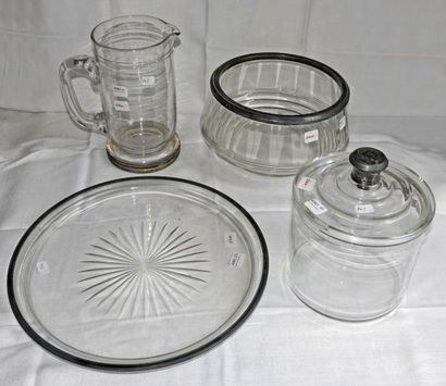 Lot en cristal, les montures en argent, comprenant:...