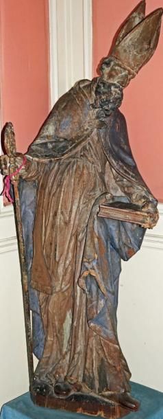 Statue en bois sculpté représentant un évêque...