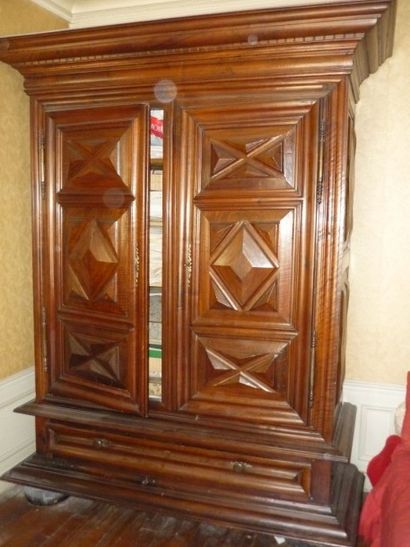 Importante armoire en noyer à pointe de diamant...