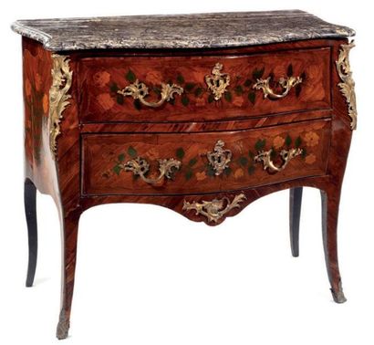 Commode sauteuse galbée toutes faces à décor...