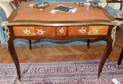 Bureau plat de dame de forme mouvementée...