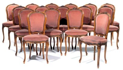 Suite de quatorze chaises à dossier cabriolet...