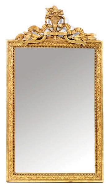 Miroir rectangulaire en bois sculpté, sommé...