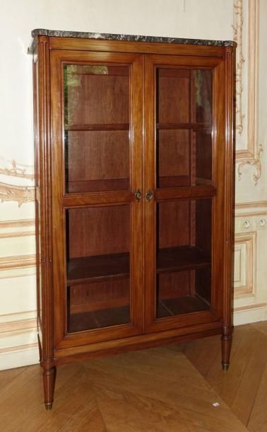 Petite vitrine en acajou ouvrant par deux...