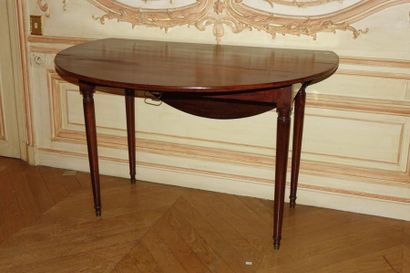 Petite table ronde en acajou, à deux volets...