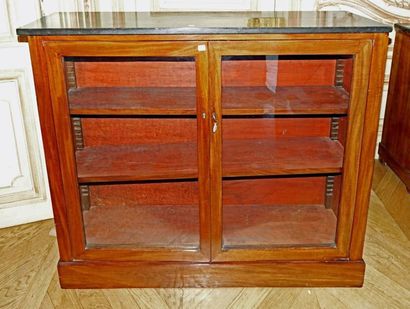 Vitrine basse en acajou à hauteur d'appui,...