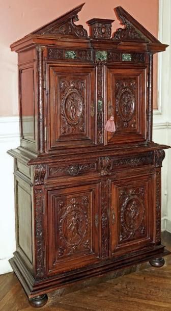 Petit buffet à deux corps, le supérieur en...