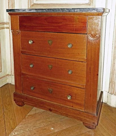 Petite commode en acajou ouvrant par trois...