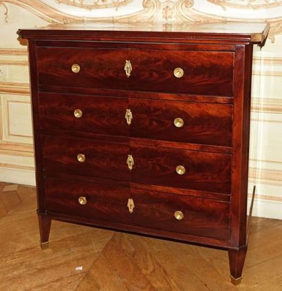 Petite commode en acajou, ouvrant par quatre...