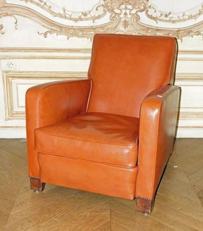 Fauteuil club garni de cuir fauve. Travail...