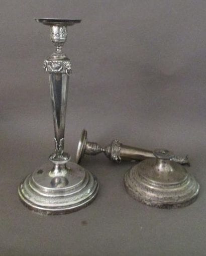 Paire de flambeaux en argent, la base ronde...
