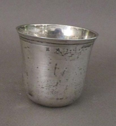 Timbale curon en argent uni, le col souligné...
