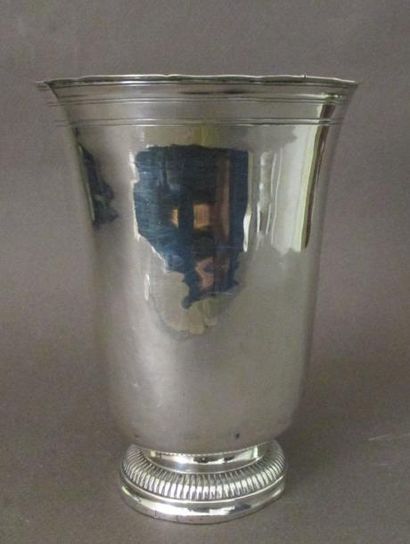 Timbale tulipe en argent uni, posant sur...
