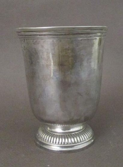 Timbale tulipe en argent uni, posant sur...