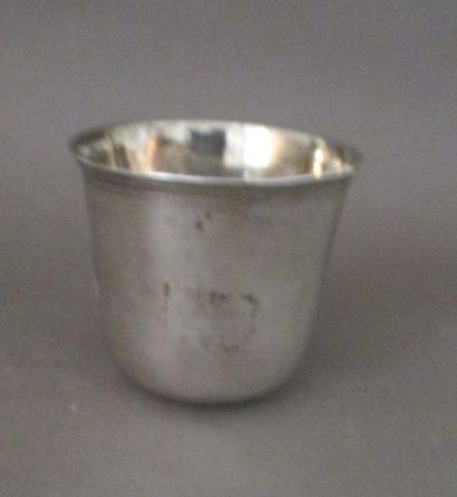 Timbale curon en argent uni, le col souligné...