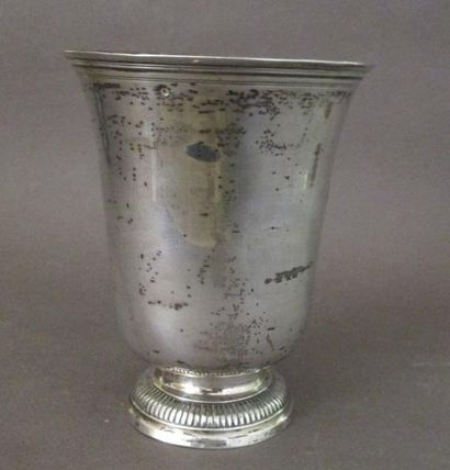 Timbale tulipe en argent uni, posant sur...