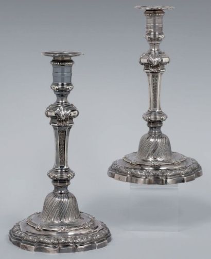 Paire de flambeaux et leurs bobèches en argent,...
