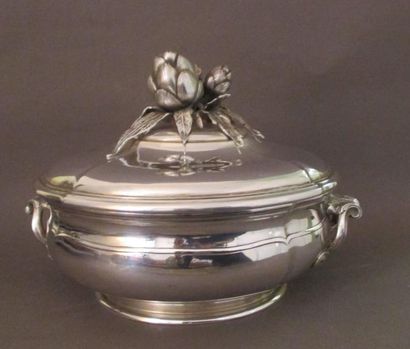 Légumier couvert en argent, posant sur un...