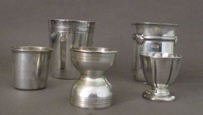 Lot en argent comprenant: - deux timbales,...