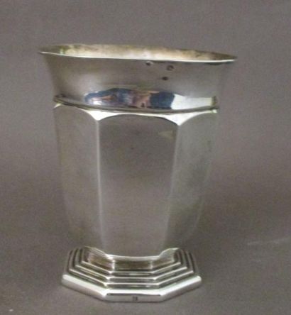 Timbale tulipe en argent à pans, posant sur...