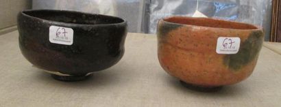 Deux bols de type raku, l'un émaillé brun...