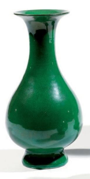 Vase bouteille à panse piriforme sur petit...
