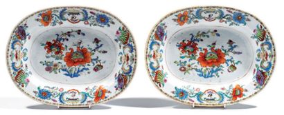 Deux plats creux de forme oblongue, en porcelaine...