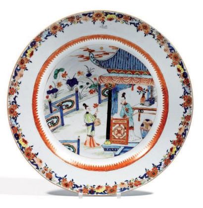 Plat en porcelaine et émaux de la famille...