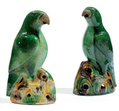 Deux perroquets formant pendants, en biscuit...