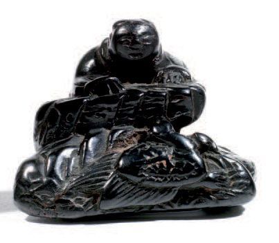 Netsuke en bois de patine noire représentant...