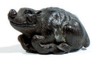 Netsuke en bois de patine brune représentant...