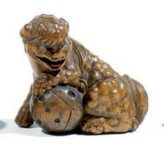 Netsuke en bois clair représentant un shishi...