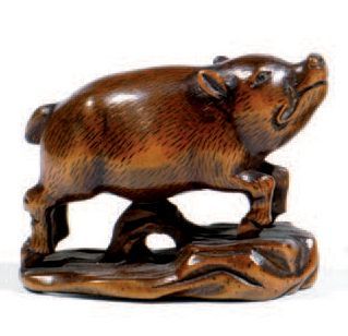 Netsuke en bois représentant un sanglier...
