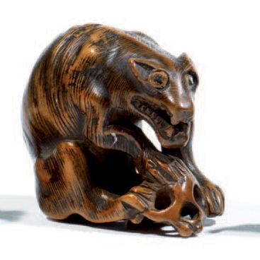 Netsuke en bois de patine claire, représentant...