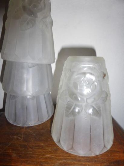 DEGUE
Douze caches ampoules en verre moulé...