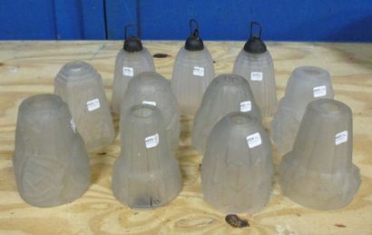 11 Cache-ampoules en verre moulé dont 3 identiques,...