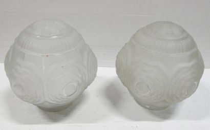 Paire de globes de suspension en verre moulé...