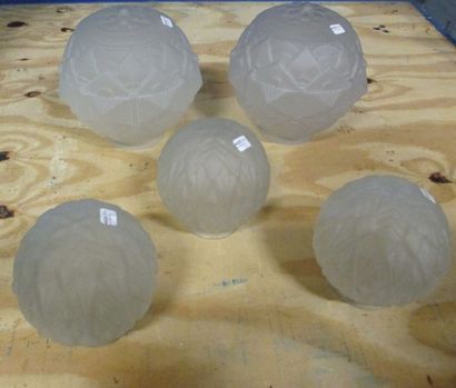 Paire de globes de suspension en verre moulé...
