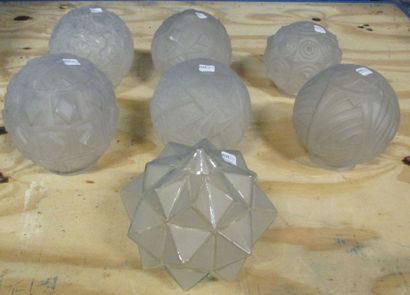 7 Globes de suspension en verre moulé à décor...