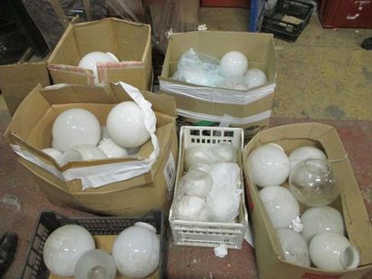 Important lot de globes en verre déparei...