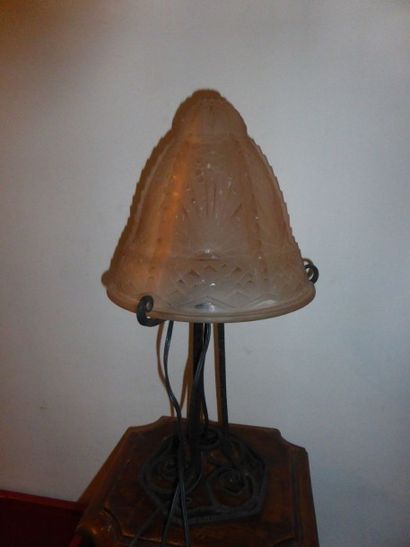 Pied de lampe en fer forgé, abat-jour conique...