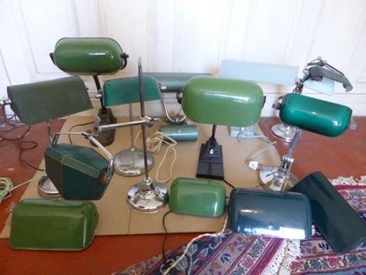 Lot de neuf lampes de bureaux en métal, abat-jour...