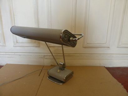 Lampe de bureau en métal chromé et émaillé...