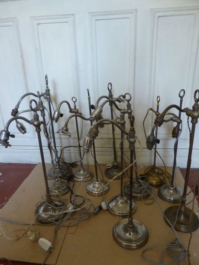 Lot de douze lampes de bureau en métal (manque...
