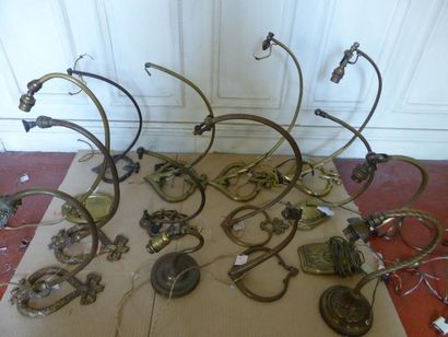 Lot de quatorze pieds de lampe en métal (manque...