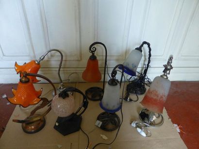 Lot de sept lampes en métal, caches ampoules...