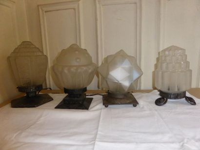Quatre lampes à poser en métal, caches ampoules...